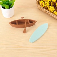 Miniature de maison de poupée : Planche de surf en plastique, mini-bateau, pagaie, bateau de pêche, modèle de paysage de plage pour bricolage, petits ornements amusants pour enfants