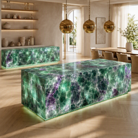 Dalle de pierre semi-précieuse en agates vertes et fluorite, polie sur mesure pour comptoir de réception d'hôtel et restaurant