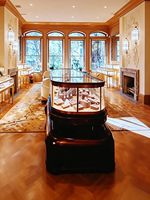 Vitrine à bijoux haute et incurvée avec éclairage LED, présentoir vertical en verre personnalisé, durable et étanche pour les bijouteries haut de gamme