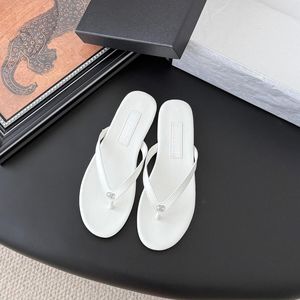 Sandales tongs plates pour <span class=keywords><strong>femme</strong></span> en <span class=keywords><strong>cuir</strong></span> mat avec décorations métalliques dorées, fines brides, semelle souple antidérapante, bout ouvert, collection été 2026 - Product Image 3