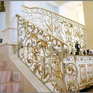 درابزين مزخرف يدويًا من الحديد المطاوع بتصميم عصري ولهجات بيضاء مع درابزين نهائي مضاد للصدأ - Product Image 1