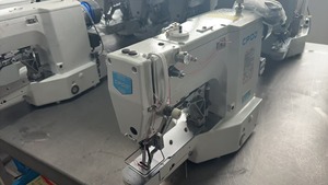 Machine à coudre industrielle électronique à grande vitesse QK-430D pour la pose de boutons et la surpiqûre – Système de boutonnage Stsytern - Product Image 4