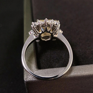 Anillo de Diamantes de Lujo para Mujer F1394, Corte Esmeralda, Centro Amarillo Fantasía, Piedras Laterales Naturales, Estilo Compromiso, en Quilates - Product Image 2