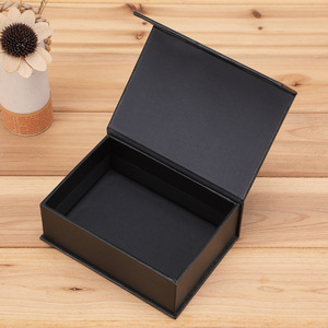 Coffret Cadeau Cosmétique pour Influenceurs – Boîte Style Livre avec Couvercle Magnétique et Estampage à Chaud Universel <span class=keywords><strong>Noir</strong></span> - Product Image 1