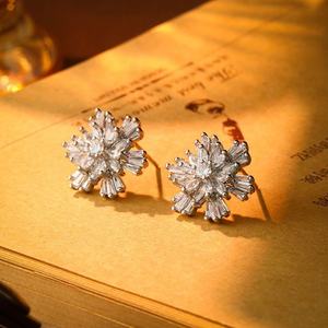 Boucles d'oreilles clous en zircon flocon de neige super scintillantes pour femmes, design luxueux et tempéré haut de gamme, polyvalentes, tendance et personnalisées - Product Image 5