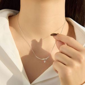 Collar con Colgante de Zirconia 5A en Forma de Barra Geométrica con Lazo, Cadena de Eslabones de Plata 925, Diseño Minimalista y Elegante de Dylam - Product Image 3