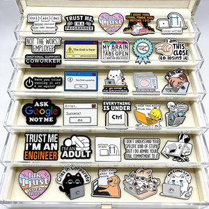 Spilla in smalto con citazioni umoristiche sul lavoro d'ufficio: 'Sono bene', 'Cavaliere di supporto emotivo', '<span class=keywords><strong>Non</strong></span> <span class=keywords><strong>so</strong></span> cosa sto facendo', 'Cane da ufficio'. - Product Image 1