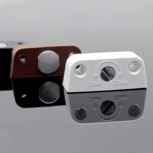 Noyau trapézoïdal en alliage de zinc au design moderne, quincaillerie d'armoire, connexion en fer trois en un avec panneau en plastique, repose-pieds de meuble - Product Image 2