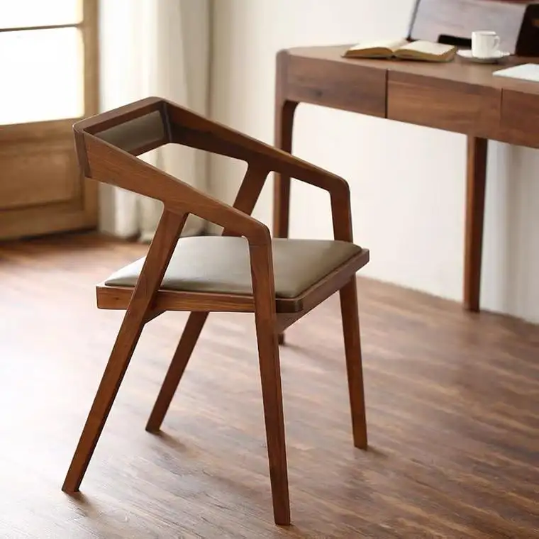 Chaise de salle à manger en bois nordique chaises de salle à manger rembourrées sans bras avec coussin en cuir Pu pour chaise en bois de restaurant d'hôtel