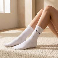 Chaussettes mi-mollet en coton premium à côtes verticales avec logo personnalisé, idéales pour le streetwear décontracté quotidien, articles de marque OEM ODM