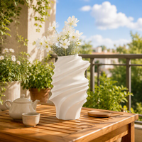 Vase à fleurs en porcelaine crème mat avec rainures en spirale, pour arrangement de bouquet Cosmos, ouverture large, sculptural, durable, pour table