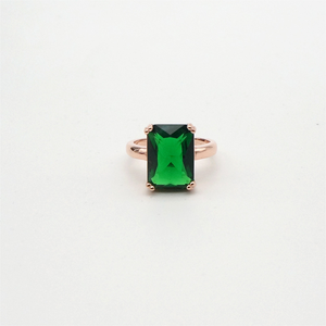 Este anillo de circón de quilates Esmeralda cuadrado exagerado cuenta con un estilo audaz que brilla en eventos de moda y agrega un toque llamativo - Product Image 3