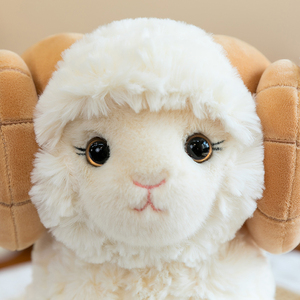 Peluche de mouton simulée, adorable poupée de mouton à grandes cornes. Idéal pour les machines à griffes, les coussins de maison et les cadeaux d'Halloween. - Product Image 6