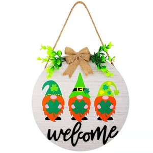 Letrero de bienvenida de madera circular con gnomos de dibujos animados para el Día de San Patricio, decoración para colgar en la puerta del hogar - Product Image 4
