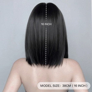 <span class=keywords><strong>Parrucca</strong></span> Corta Bob YK2 per Donne, Capelli Corti Lisci Grigio-Bianco con Frangia, Stile Loli, Alta Qualità, Copertura Completa, Sintetica Resistente al Calore - Product Image 2