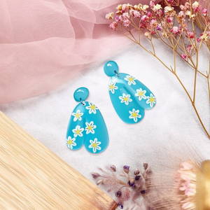 Pendientes Colgantes Florales Angelina de Resina Acrílica Azul, Joyería de Moda para Fiesta, Accesorio de Moda para Mujer - Product Image 4