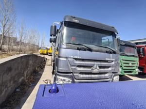Sinotruk HOWO 8x4 Camión volquete de tamaño mediano Camión pesado diésel gris de alto rendimiento para trabajo al aire libre Euro 2 Emisión Izquierda - Product Image 5