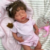 45cm Kuschelige Silikon-Reborn-Puppe mit Weicher Haut und Lockigem Haar - Süßes Baby für Emotionale Begleitung & Unterstützung der Mentalen Gesundheit