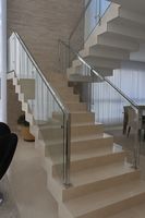 Escaliers à poutres en verre de haute qualité |   Design minimaliste moderne |   Construction robuste pour usage hôtelier en intérieur |