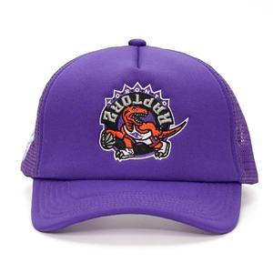 Casquettes de camionneur personnalisées en mousse à 5 panneaux avec logo brodé, dos en maille, couleur violette - Product Image 1