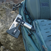 Hache tactique de survie SOG Camp Axe, hache compacte en acier durable avec marteau et étui pour le bushcraft en plein air (CH1001-CP)