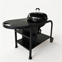 Barbecue à charbon de bois professionnel d'extérieur avec station de préparation, chariot portable pour une cuisine gastronomique