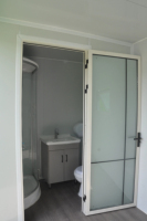 Toilettes publiques mobiles portables en acier de style moderne, cabine de salle de bain préfabriquée multifonctionnelle à faible coût avec douche intégrée