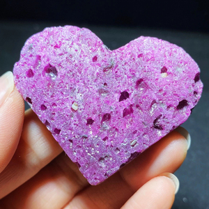 หินแกะสลักรูปหัวใจจากคริสตัลธรรมชาติ หินทับทิมรูปหัวใจ พร้อมปฏิกิริยาแสงยูวี สำหรับเป็นของขวัญ ขายส่ง - Product Image 5