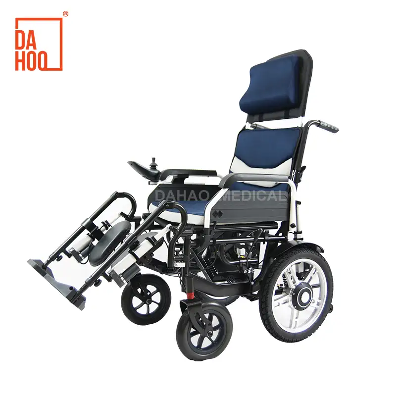 노인과 장애인 용 모터 휠체어를 쉽게 놓고 당깁니다.