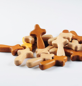 Crocifissi in Legno d'Ulivo della Terra Santa, Set da 3 Pezzi, 2,5 Pollici, Fatti a Mano, da Tasca - Regali Cristiani per Decorazioni Festive - Product Image 4