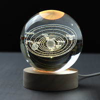 Boule de cristal gravée du système solaire 3D en gros avec lumière LED changeante de couleur, lampe de table pour cadeaux de vacances ou pour la maison