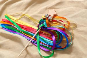 Baguette de fée avec rubans ornés d'étoiles de cloche Baguettes magiques en bois Rainbow Streamer <span class=keywords><strong>Baton</strong></span> Stick Twirling Holiday Party Favors - Product Image 4