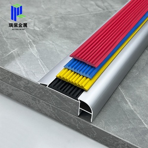 Profilo Luminoso per <span class=keywords><strong>Scale</strong></span> in <span class=keywords><strong>Alluminio</strong></span> LED <span class=keywords><strong>di</strong></span> Sicurezza Ruitang Huaxin con Inserto in Gomma - Product Image 3