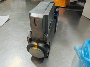R901411433 วาล์วควบคุมทิศทางแบบสัดส่วน 4WRPEH10C4B100L-3X/M/24A1 - Product Image 2