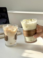 Vente en gros Tasse à café rayée à oreille suspendue Tasse à latte américaine glacée Tasse blanche à haut niveau d'apparence O Verre à repasser empiler