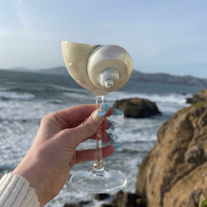 Gobelet à vin en verre artisanal classique écologique en forme de coquillage, finition naturelle polie, pour la décoration intérieure et les objets de collection - Product Image 1