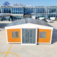 Villa préfabriquée moderne à énergie solaire avec panneaux de toit intégrés, porte double en verre, espace intérieur pratique, maison modulaire