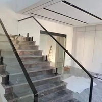 Escalier droit sur mesure avec revêtement en poudre de couleur personnalisée pour appartement, design moderne