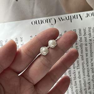 Pendientes de Plata de Ley S925 con Perlas de Agua Dulce y Flores Francesas Elegantes, Estilo Simple para el Día a Día con Cuidado del Orificio del Oído - Product Image 3