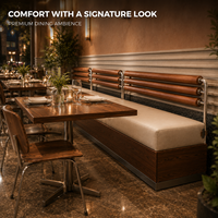 Ensemble banquette triple avec coussins en cuir cognac et crème, base en bois foncé, structure en métal argenté, table carrée et chaises