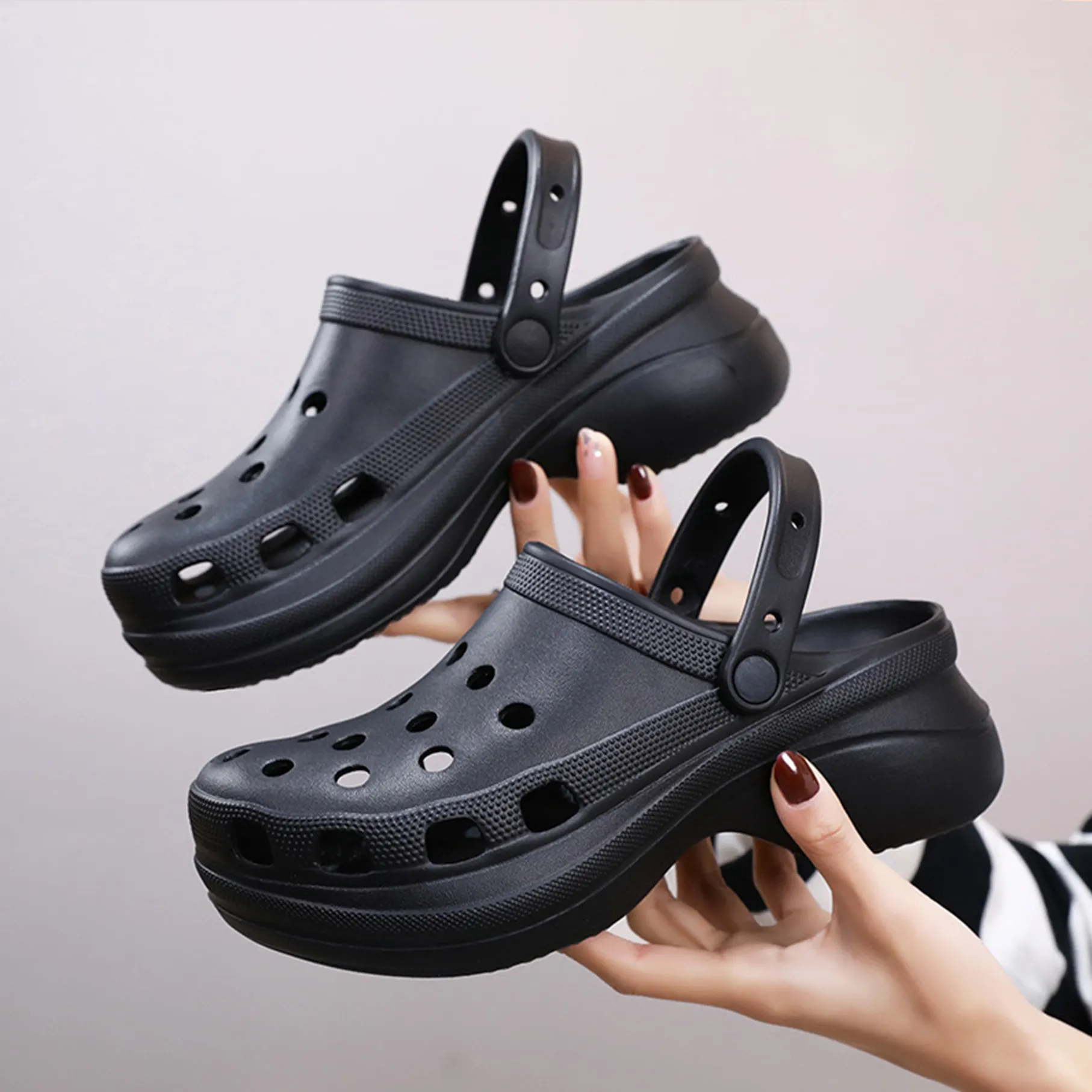 One-Piece Cloud Style Thick-Soled Elevated Hole Shoes Stylish Pile Slip-on Clogs   Mules Non-Slip Beach Slippers