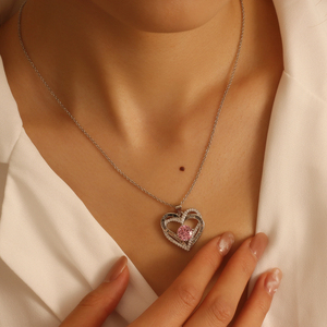 Collier en acier inoxydable double cœur avec nœud d'amour, plaqué or, personnalisable par gravure laser, idéal pour un cadeau - Vente en gros - Product Image 3
