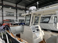 Nouveau Catamaran Familial de Luxe en Aluminium OEM 7,3m de Ponte, 2,46m de Console Centrale, Bateau de Pêche avec Moteur Hors-Bord à Essence, Durable et Grande Capacité de Charge