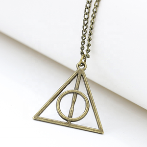 Colliers en alliage pour couples à la mode <span class=keywords><strong>Harry</strong></span> <span class=keywords><strong>Potter</strong></span> Reliques de la mort Collier triangulaire rotatif - Product Image 1