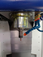Centre d'usinage vertical CNC de haute précision ML-1167, guidage linéaire 3/4 axes, coupe haute vitesse, changeur d'outils automatique, métal
