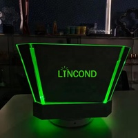 Nouveau design de seau à glace lumineux LED en plastique acrylique de luxe avec capacité de 8L pour le refroidissement du champagne et des boissons pour les fêtes