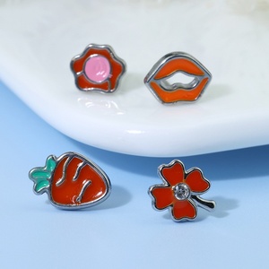 Pendientes de botón de resina esmaltada de acero inoxidable con diseño de flor, fresa y trébol de 8.5mm, bonitos, para mujer, joyería al por mayor a granel - Product Image 1