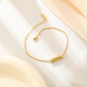 Bracelet personnalisé en <span class=keywords><strong>acier</strong></span> <span class=keywords><strong>inoxydable</strong></span> plaqué or 18 carats Shopify pour hommes Shopify <span class=keywords><strong>Site</strong></span> Fashion Chain Graver Logo Bar <span class=keywords><strong>Bijoux</strong></span> pour femmes - Product Image 1