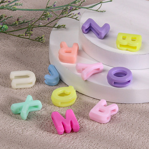 100 pièces grand grand Alphabet lettre perles breloques A-Z mixte <span class=keywords><strong>plastique</strong></span> forme <span class=keywords><strong>perle</strong></span> <span class=keywords><strong>en</strong></span> vrac pour la fabrication de bijoux porte-clés - Product Image 3