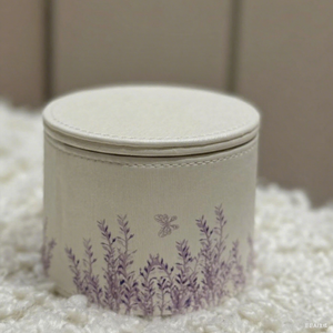 Boîte de rangement pour parfum en cuir imprimé lavande, cylindrique, faite à la main, pour comprimés d'aromathérapie, avec fermeture magnétique rotative - Product Image 1